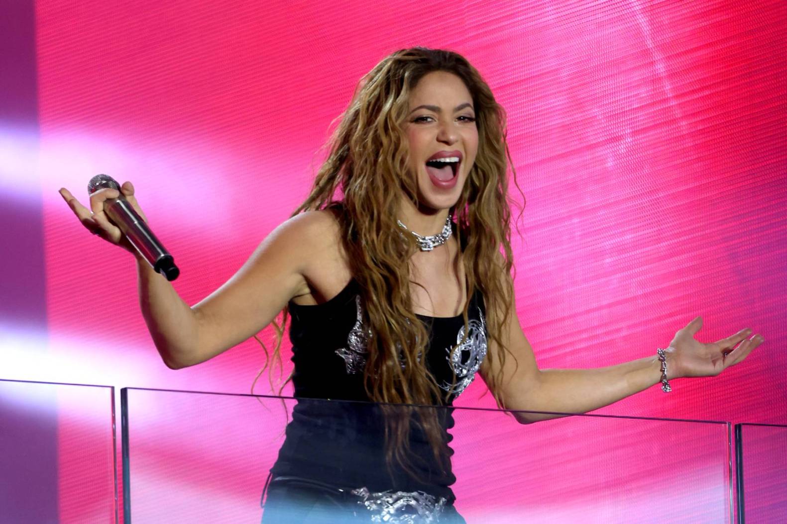 Shakira Draws Crowd of 40,000 People in Massive Free Times Square Show