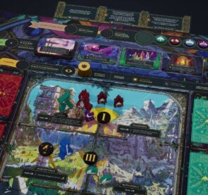 Another picture of the components for The Old King's Crown. The center board features four world areas like the castle and the wilderness, and around it more information that makres the passage of time, quests, and places to put cards